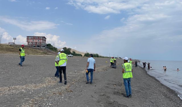 Ahlat'ta Van Gölü sahilinde biriken çöpler temizlendi