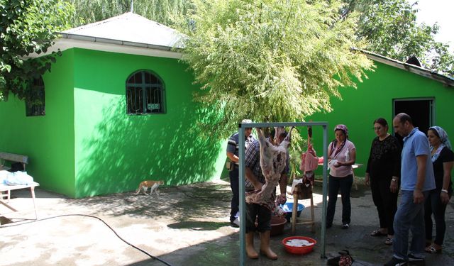 Aziz Baba türbesi dolup taşıyor