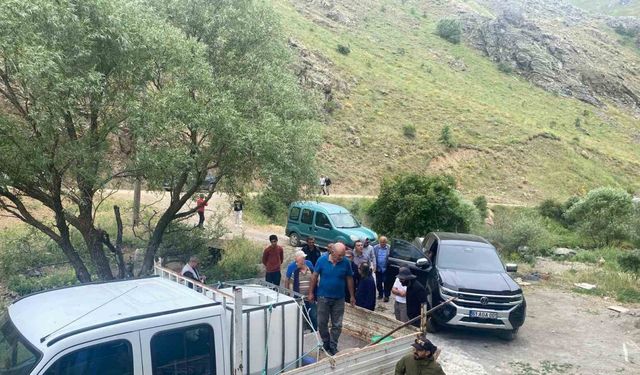 Bayburt’ta 10 bin yavru alabalık akarsuya salındı