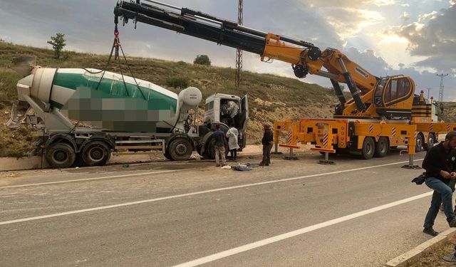 Bayburt’ta beton mikseri yola devrildi: 1 ölü