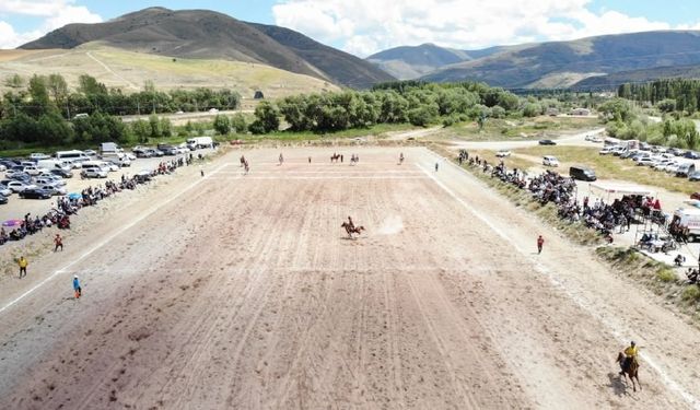 Bayburt’ta renkli görüntülere sahne olan cirit şampiyonluğu davul zurnayla coşkuyla kutlandı