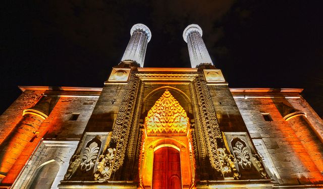 Evliya Çelebi’nin övgüyle bahsettiği Çifte Minareli Medrese’nin gizemi