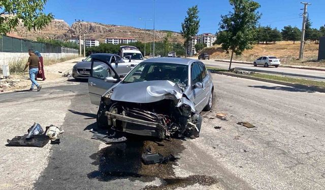 Elazığ’da otomobil aydınlatma direğine çarptı: 1 yaralı