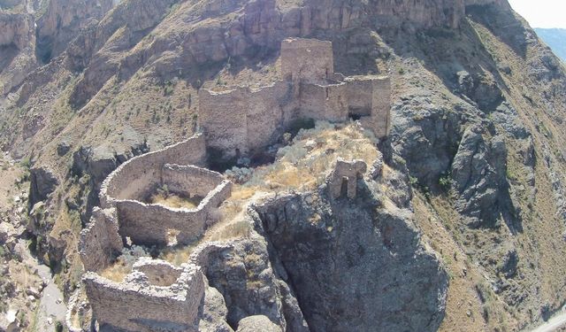 İhtişamıyla kendisine hayran bırakan Engüzek Kalesi