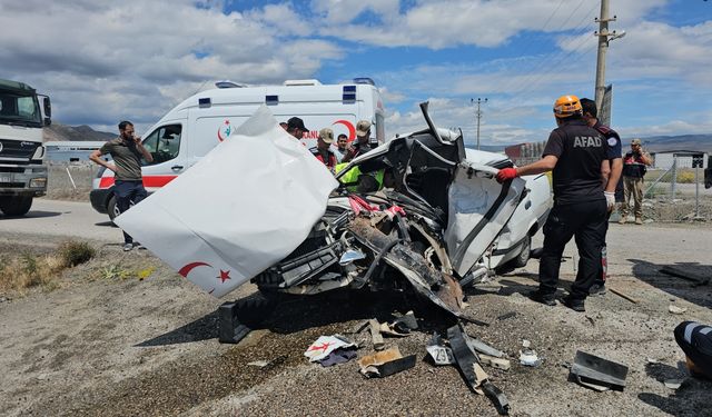 Erzincan'da beton mikseri ile çarpışan otomobildeki 3 kişi ağır yaralandı