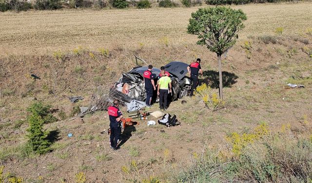 Erzincan’da devrilen araçta sıkışan 4 kişiyi itfaiye kurtardı