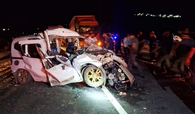 Erzincan’da hafif ticari araç traktörle çarpıştı: 3 ölü, 3 yaralı