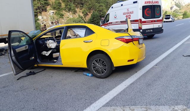 Erzincan'da otomobilin park halindeki kamyona çarptığı kazada 2 kişi öldü, 2 kişi yaralandı