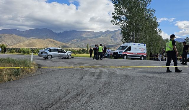 Erzincan'da ticari araç ile otomobilin çarpışması sonucu 1 kişi öldü, 1 kişi yaralandı