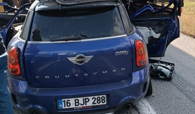 Erzincan'da tıra çarpan otomobildeki avukat öldü, bebeği ağır yaralandı