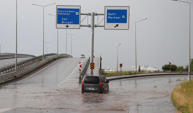 Erzurum ile Ağrı'da sağanak, Palandöken'in zirvesinde ise dolu etkili oldu