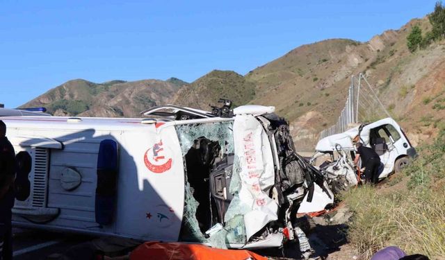 Erzurum’da ambulans ile hafif ticari araç çarpıştı: 4 ölü, 1 yaralı