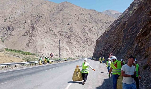 Hakkari-Van kara yolunda çevre temizliği