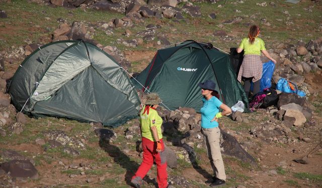 Kadına şiddete dikkati çekmek için Ağrı Dağı'na tırmandılar