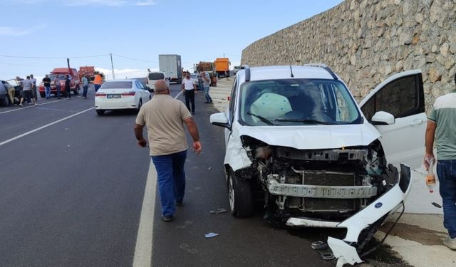 Malatya'da hafif ticari araç ile otomobilin çarpışması sonucu 5 kişi yaralandı