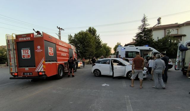 Malatya'da iki otomobilin çarpışması sonucu 5 kişi yaralandı