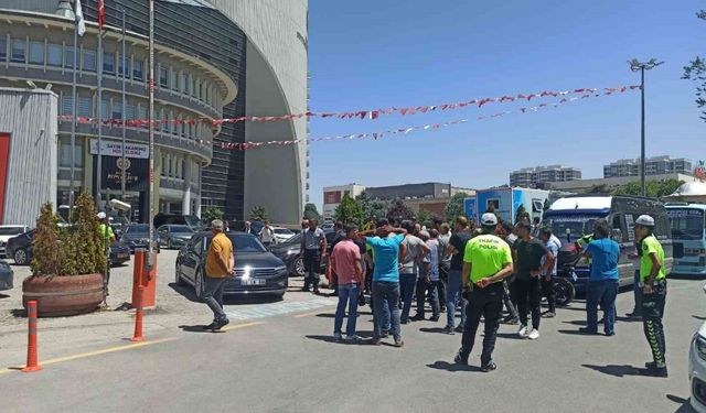 Malatyalı minibüsçüler zam talebi ile belediye önünde kontak kapattı