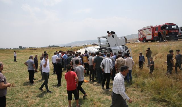 Muş'ta devrilen tırın sürücüsü yaralandı