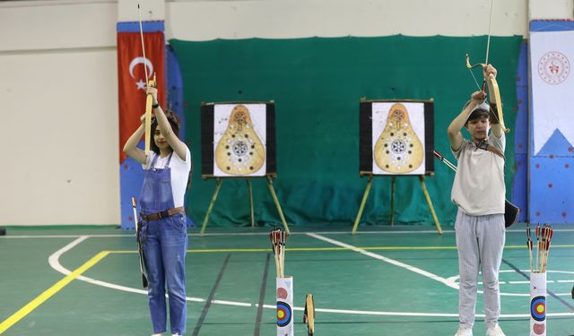 Muş'ta geleneksel okçulukta geleceğin "Mete Gazoz"ları yetişiyor