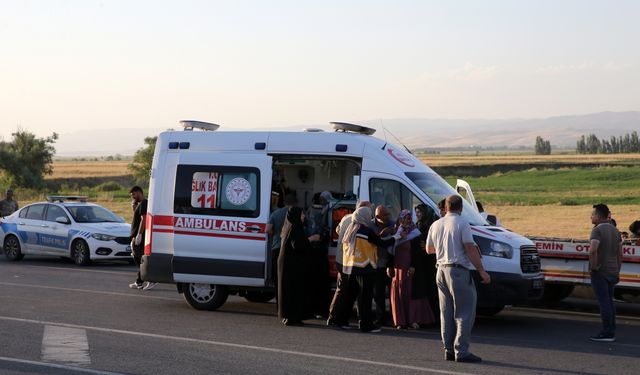 Muş'ta hafif ticari araç ile otomobil çarpıştı, 1 kişi öldü, 1 kişi yaralandı