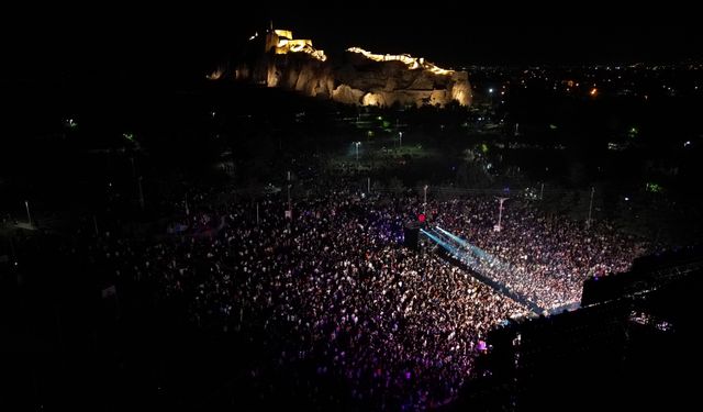 Şarkıcı Bengü Van Kültür Yolu Festivali'nde konser verdi