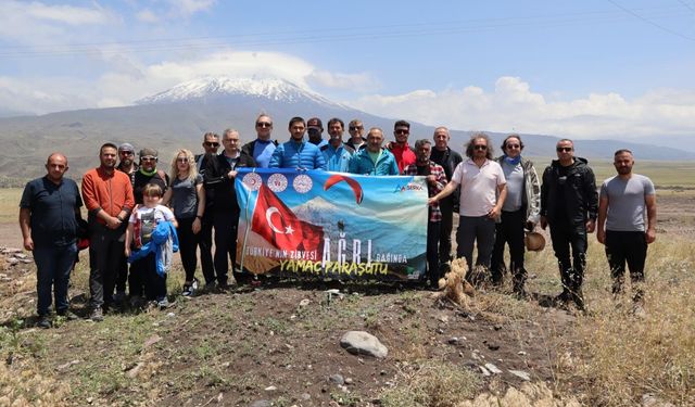 Tırmanış yaptığı Ağrı Dağı'nın zirvesinden paraşütle indi