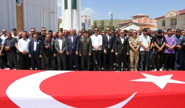 Trafik kazasında hayatını kaybeden polis memuru Ağrı'da toprağa verildi