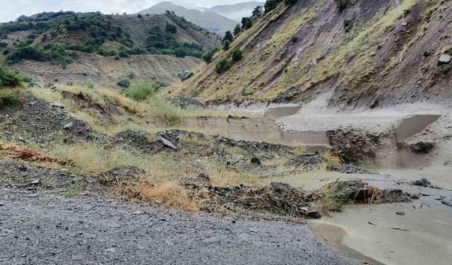 Tunceli’de sağanak sel neden oldu, o anlar kamerada