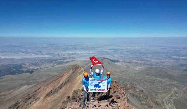 Van Gölü’ne dikkat çekmek için Erciyes Dağı’na tırmandılar