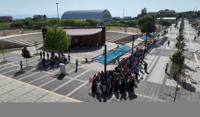 Van'da akademisyenler ve üniversite öğrencileri İsrail'in Filistin'e yönelik saldırılarını kınadı