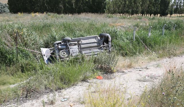 Van'da devrilen hafif ticari araçtaki 2 kişi yaralandı