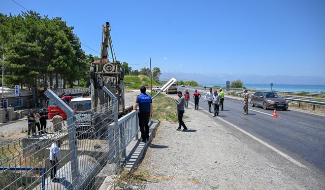 Van'da kanala düşen araçtaki 2 kişi öldü, 1 kişi yaralandı