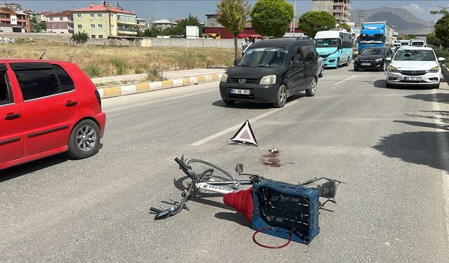 Van'da otomobilin çarptığı bisikletin sürücüsü yaralandı