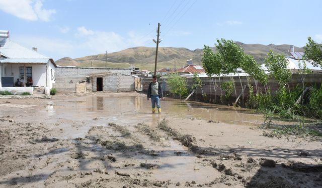 Van'da taşkından zarar gören mahallede çalışmalar sürüyor