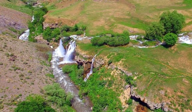 30 metre yükseklikten dökülen saklı cennet görenleri hayran bırakıyor