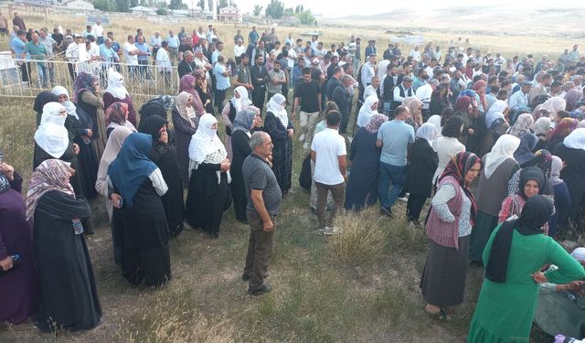 Ankara'daki otobüs kazasında hayatını kaybeden 5 kişinin cenazesi Ağrı'da defnedildi