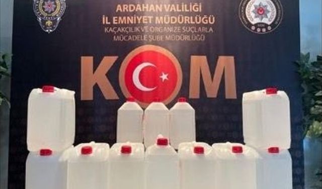 Ardahan'da kargo firmasında 60 litre etil alkol ele geçirildi