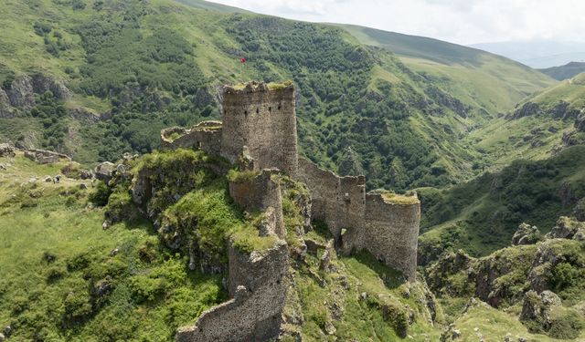 Ardahan'daki "Şeytan Kalesi" her mevsim ziyaretçilerini ağırlıyor