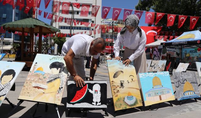 Baba ile kızı, İsrail'in Gazze'deki saldırılarını anlatan resimleriyle Elazığ'da sergi açtı