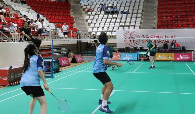 Badminton Süper Lig ve Gelişim Ligi müsabakaları Erzincan'da başladı