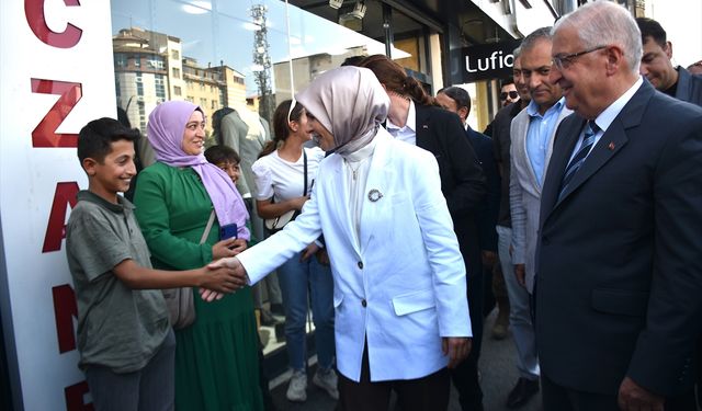 Bakanlar Güler ile Göktaş, Hakkari'de esnafı ziyaret etti