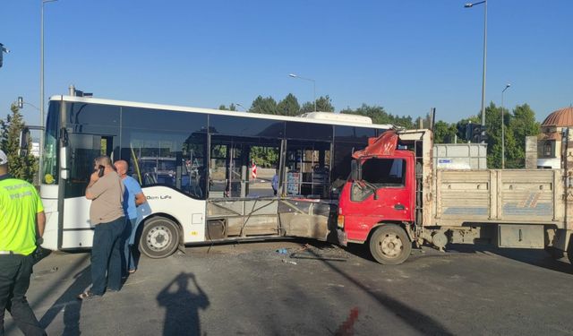 Bingöl'de özel halk otobüsü ile kamyonun karıştığı kaza anı araç kamerasında