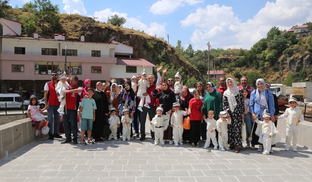 Bitlis Vakıflar Bölge Müdürlüğünce sünnet ettirilen 20 çocuk için şölen düzenlendi