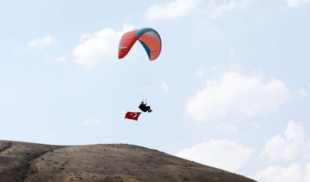 Bitlis'te yamaç paraşütçüleri 30 Ağustos Zafer Bayramı'nı gökyüzünde kutladı