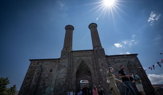 Çifte Minareli Medrese yapısı ve sergilenen eserlerle ziyaretçilerin dikkatini çekiyor