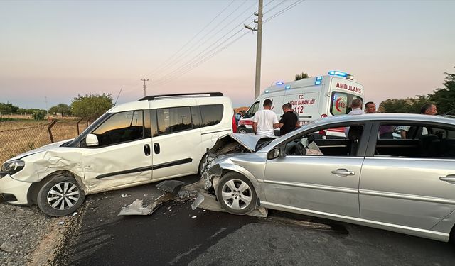 ELAZIĞ - Hatif ticari araç ile otomobilin çarpışması sonucu 6 kişi yaralandı