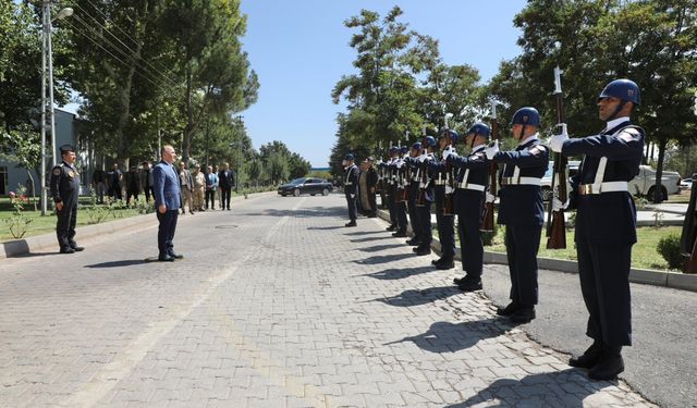 Elazığ Valisi Hatipoğlu, Jandarma İHA Grup Komutanlığı'nı ziyaret etti