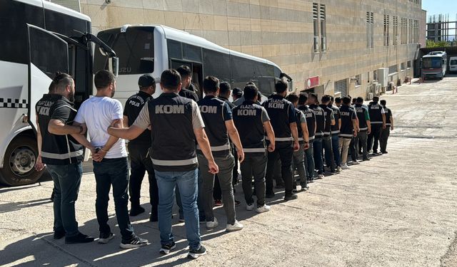 Elazığ'da organize suç örgütüne yönelik operasyonda yakalanan 17 şüpheli adliyeye sevk edildi