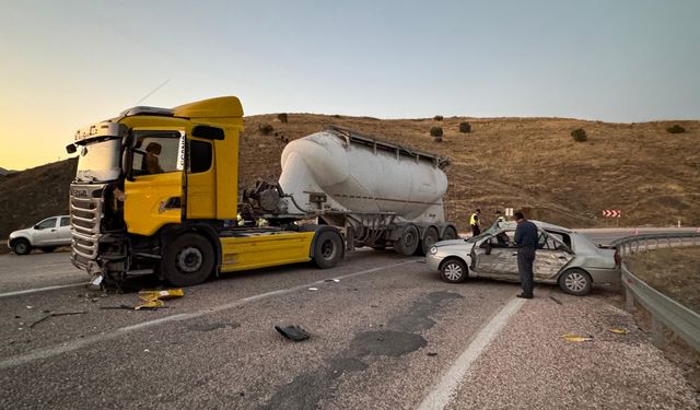 Elazığ'da tır ile çarpışan otomobildeki 5 kişi yaralandı