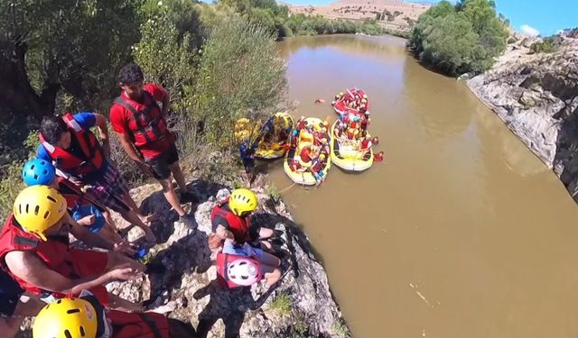 Erzincan’da babalar ve bebeler raftingte!